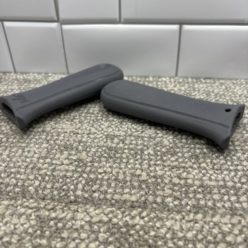 Lodge Deluxe Gray Kitchen Silicone Skillet Handle Holders